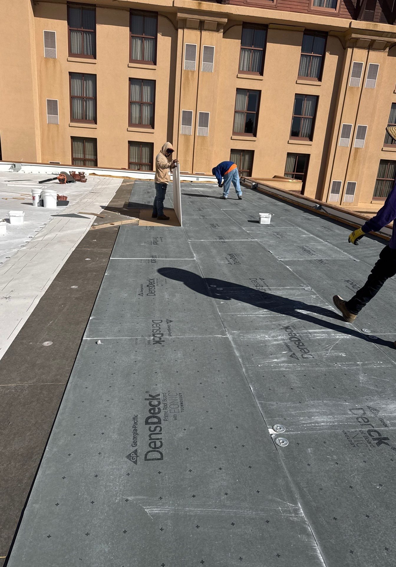 expert crew doing roof flat roofing