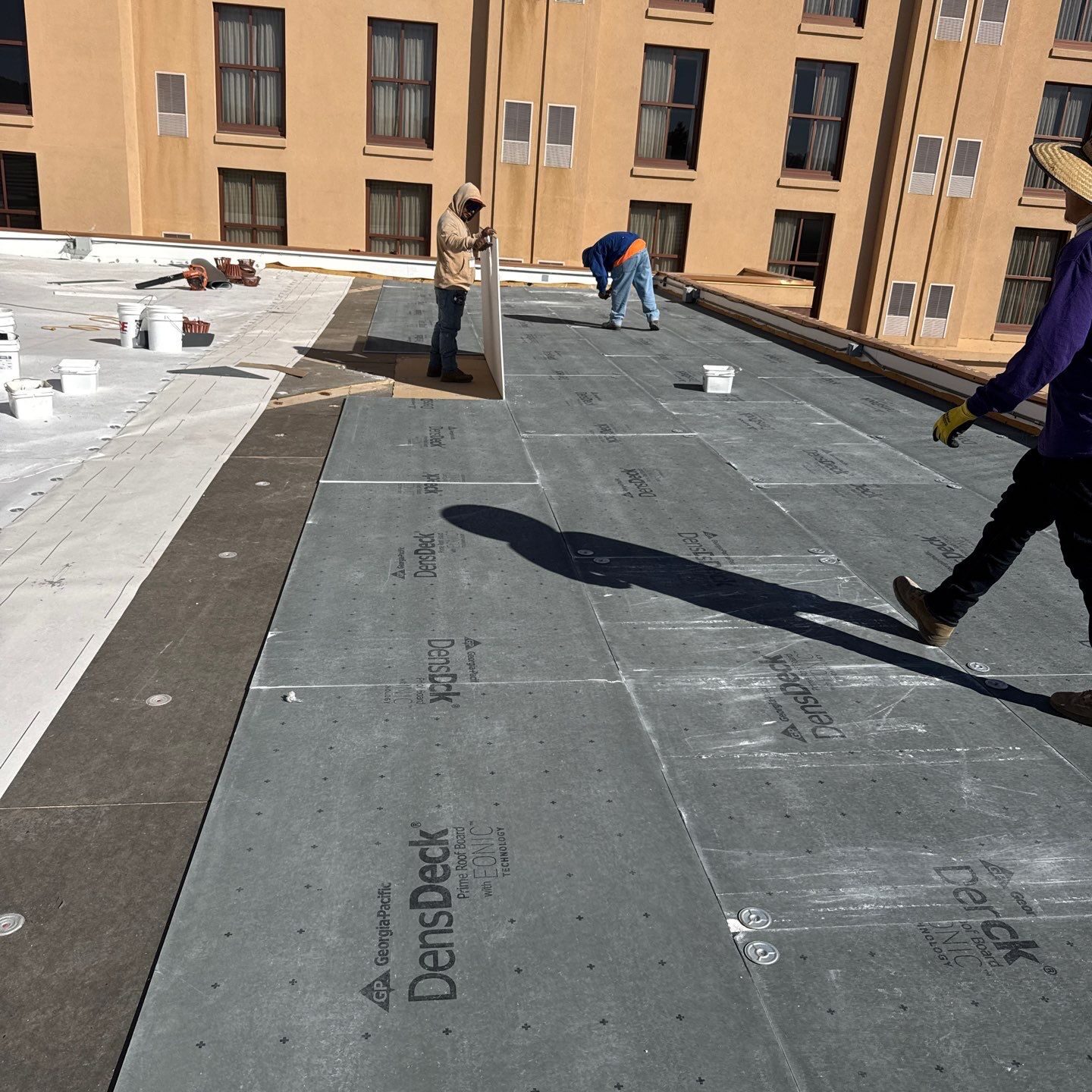 expert crew doing roof flat roofing